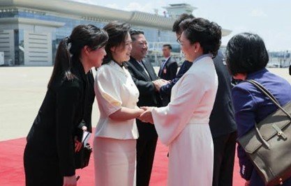 북한 노동당 기관지 노동신문은 9일 김정은 당 총비서와 리설주 여사가 시진핑 중국 국가주석과 펑리위안 여사를 공항에서 맞이했다고 보도했다. (평양 노동신문=뉴스1)
