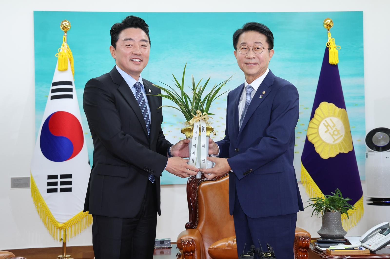 강훈식, 조정식 예방 “투표용지 부족 사태, 국정조사 신속 추진해야”