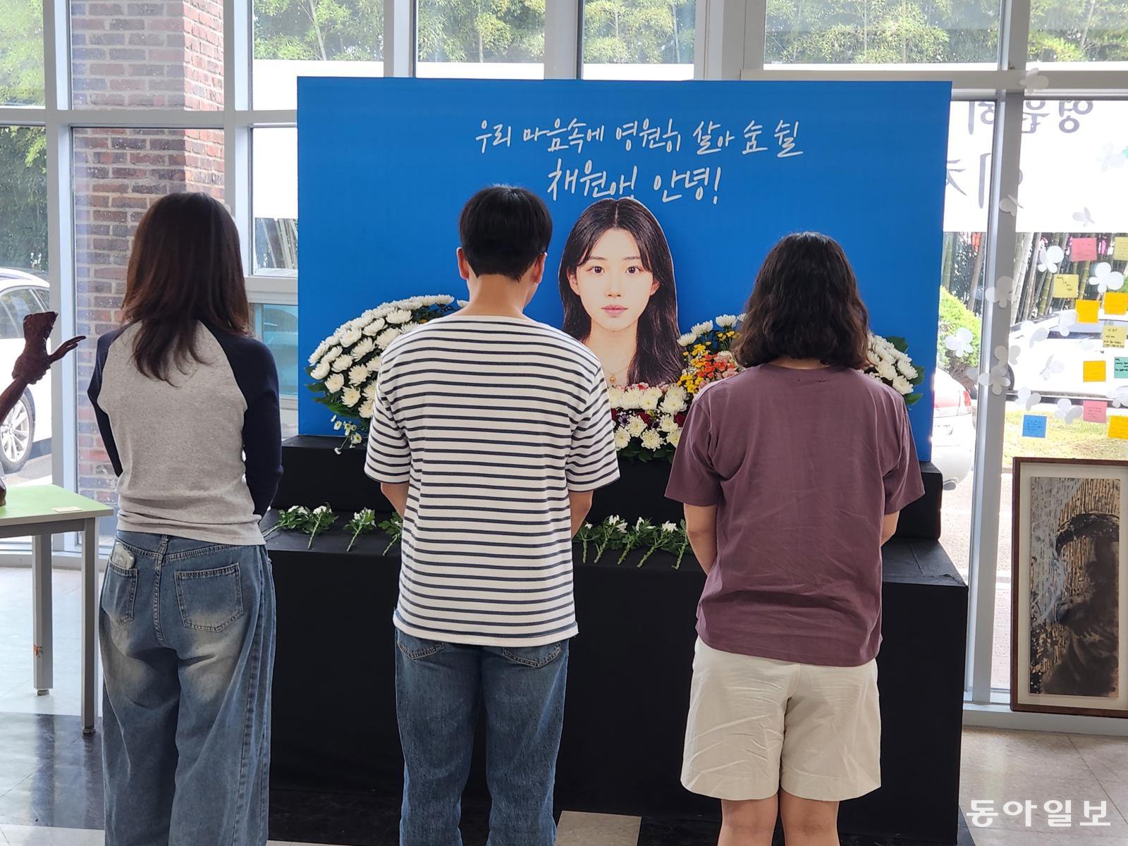9일 광주시교육청 시민협치진흥원 1층 마련된 추모공간에서 고 이채원 학생 추모모임 회원들이 헌화를 하고 있다.광주=이형주 기자 peneye09@donga.com