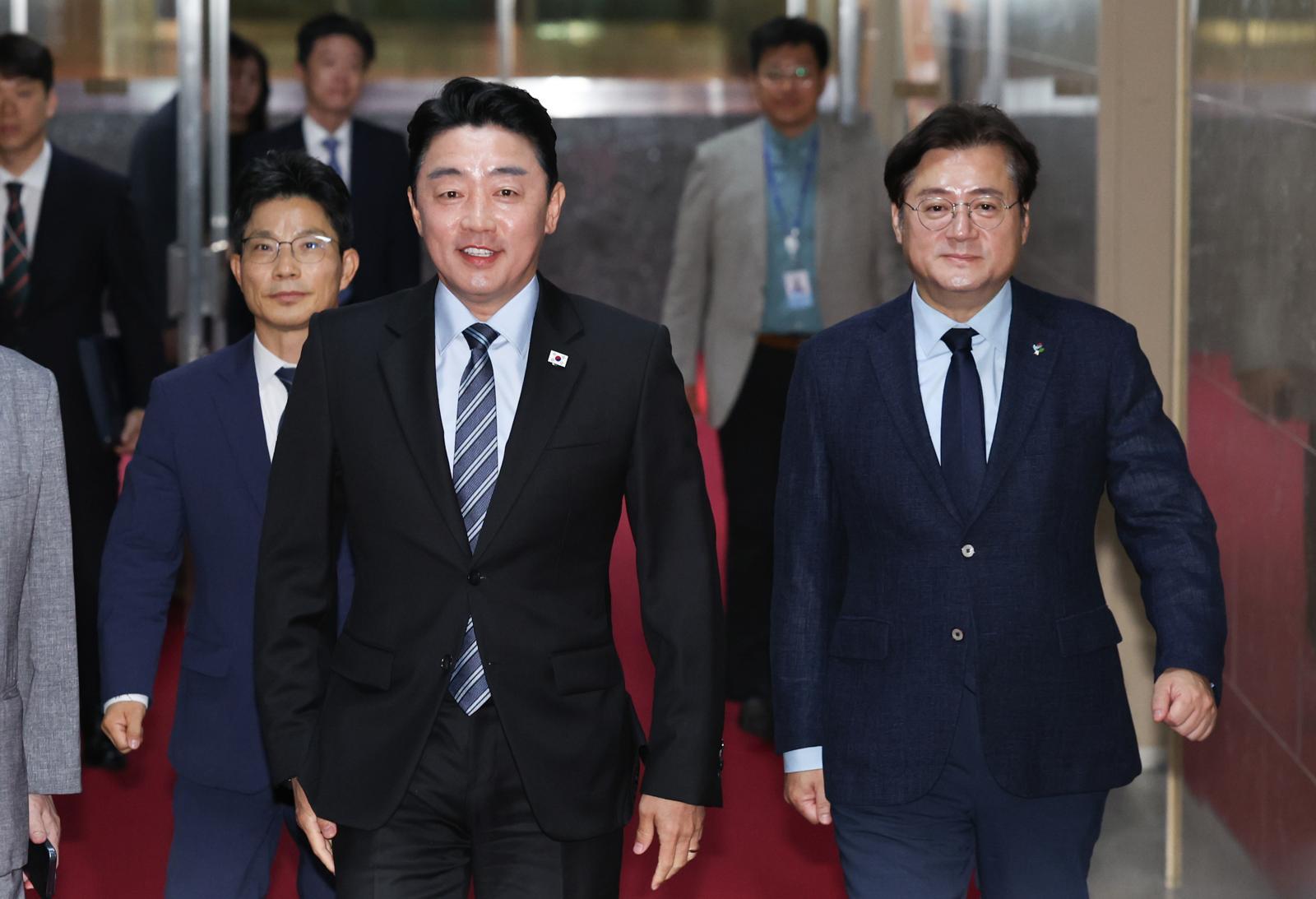李 출국 환송 빠진 정청래…靑 “의전 최소화 차원, 확대해석 말라”