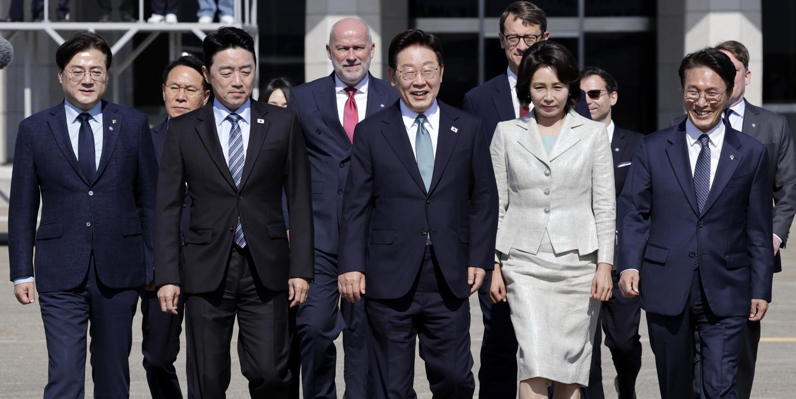 G7 정상회의 참석 계기 유럽을 방문하는 이재명 대통령과 김혜경 여사가 9일 경기 성남공항에서 공군 1호기로 향하고 있다. 2026.06.09. [성남=뉴시스]