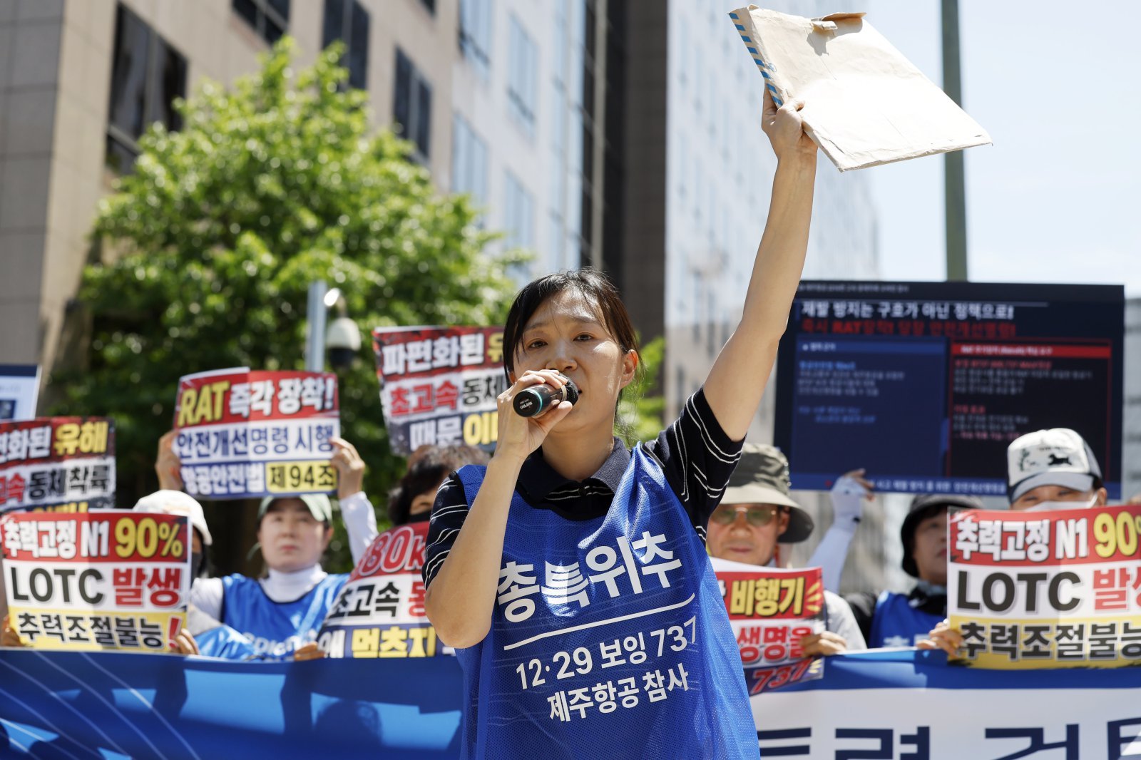 여객기 참사 유족들 “보잉 기체결함 조사 신속 추진해야”