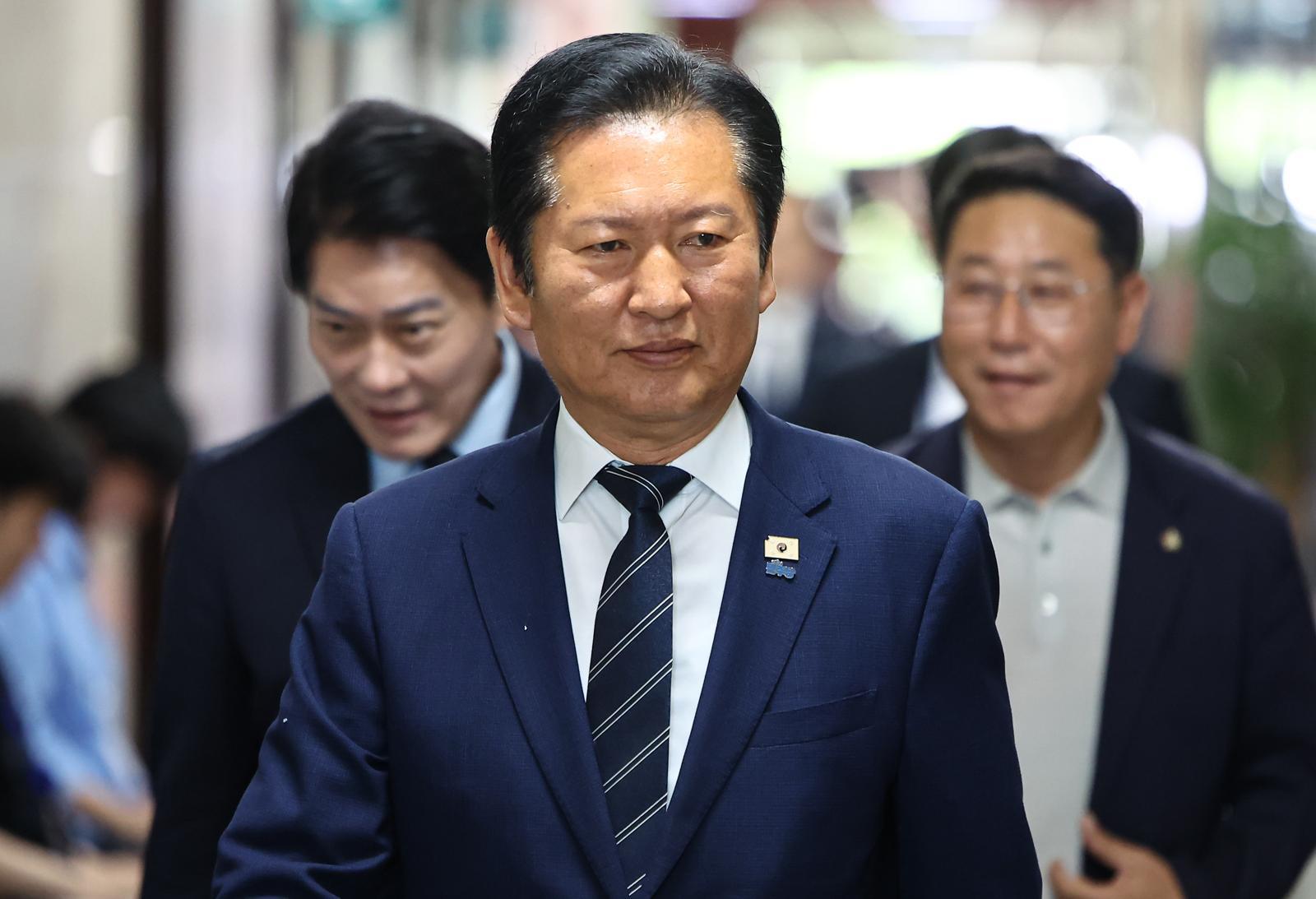 정청래 ‘순방 환송’ 불참에 친명 “공항 못 간 것”