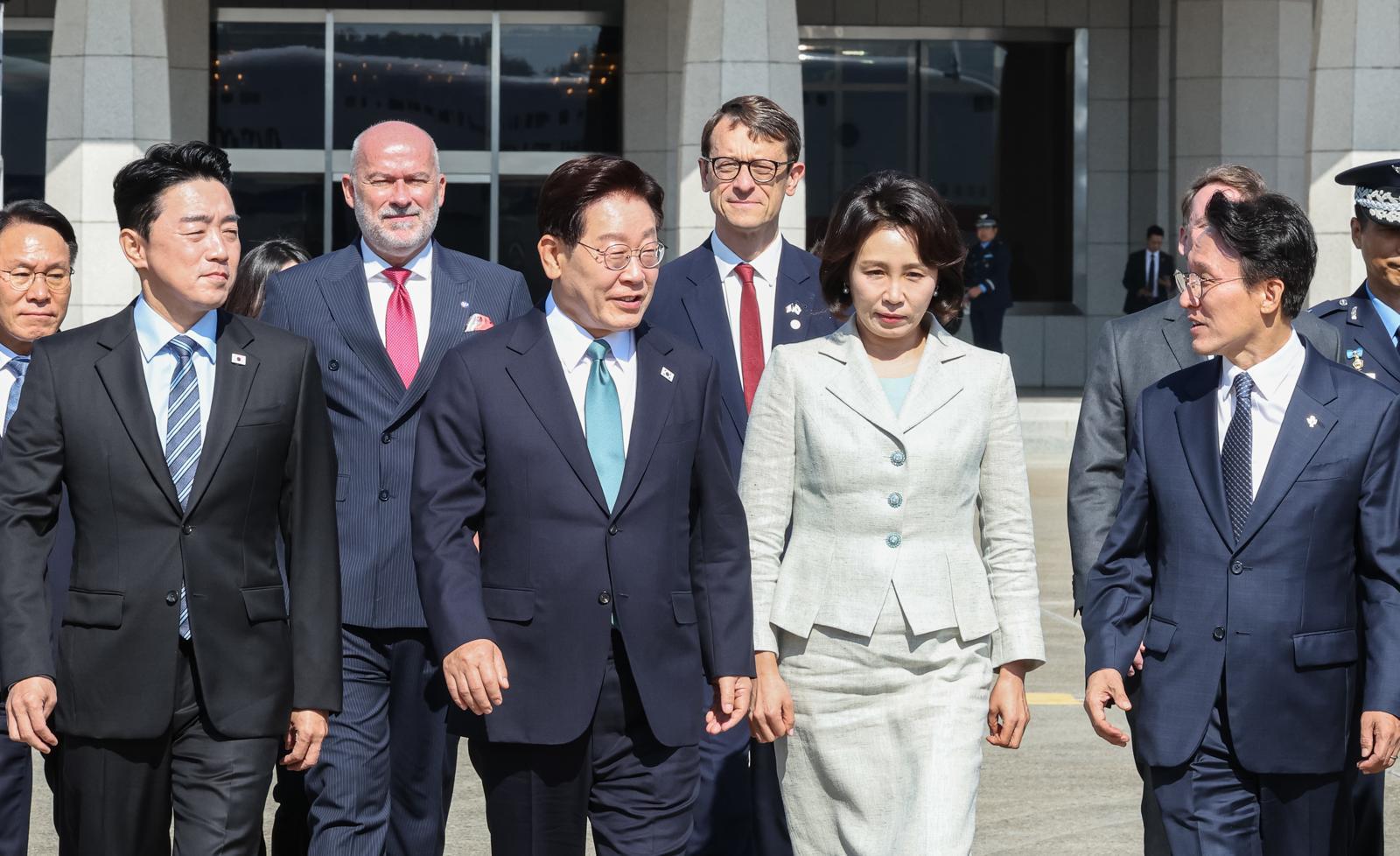 G7 정상회의 참석차 유럽 순방 일정에 나선 이재명 대통령과 김혜경 여사가 9일 경기 성남 서울공항에서 공군1호기로 이동하고 있다. (성남=뉴스1)