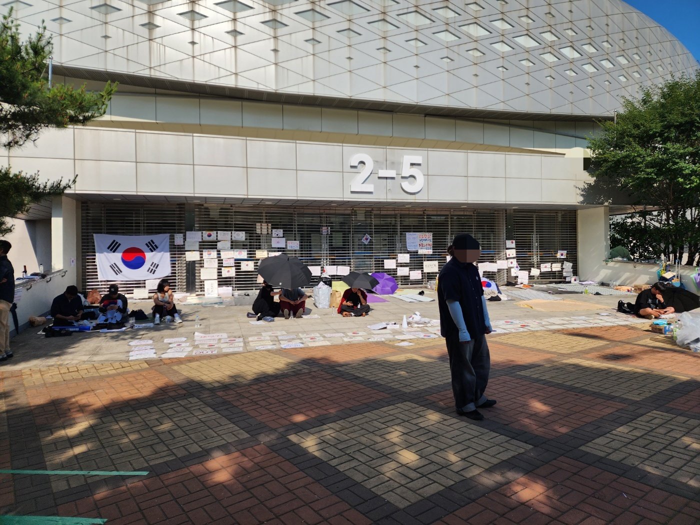 닷새째 잠실 ‘개표소 시위’ 200명대…장기화에 의료부스도 등장