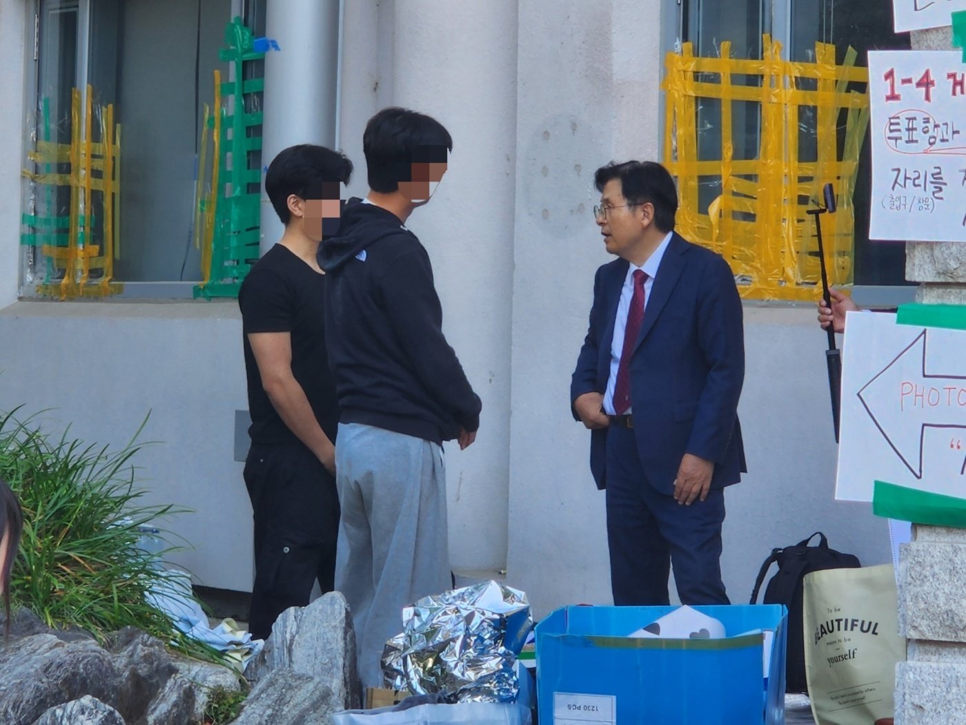 9일 서울시 송파구에서 황교안 자유와혁신 대표가 재선거 요구 시위 중인 청년들과 대화하고 있다. 2026.06.09/ⓒ 뉴스1