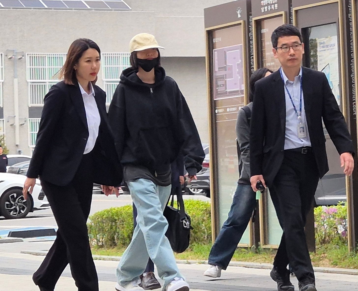 애프터스쿨 출신 가수이자 배우인 나나(35)가 올 4월 경기 의정부지방법원 남양주지원에 증인으로 출석하고 있다. 뉴스1