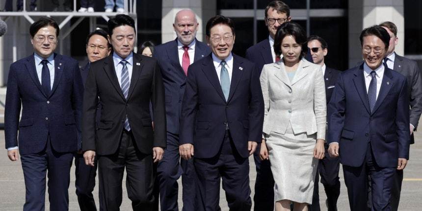 G7 정상회의 참석 계기 유럽을 방문하는 이재명 대통령과 김혜경 여사가 9일 경기 성남공항에서 공군 1호기로 향하고 있다. 2026.06.09. [성남=뉴시스]