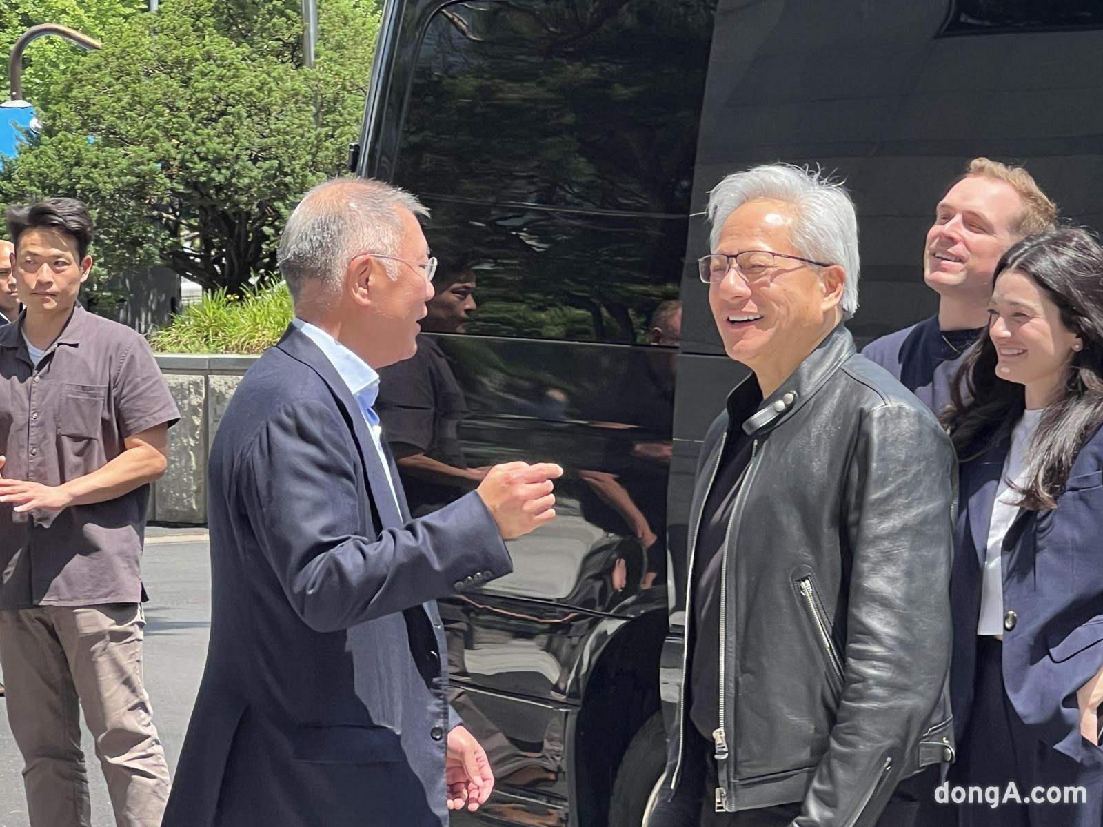 정의선 현대자동차그룹 회장과 젠슨 황 엔비디아 최고경영자(CEO)가 인사를 나누고 있다. 윤우열 기자 cloudancer@donga.com