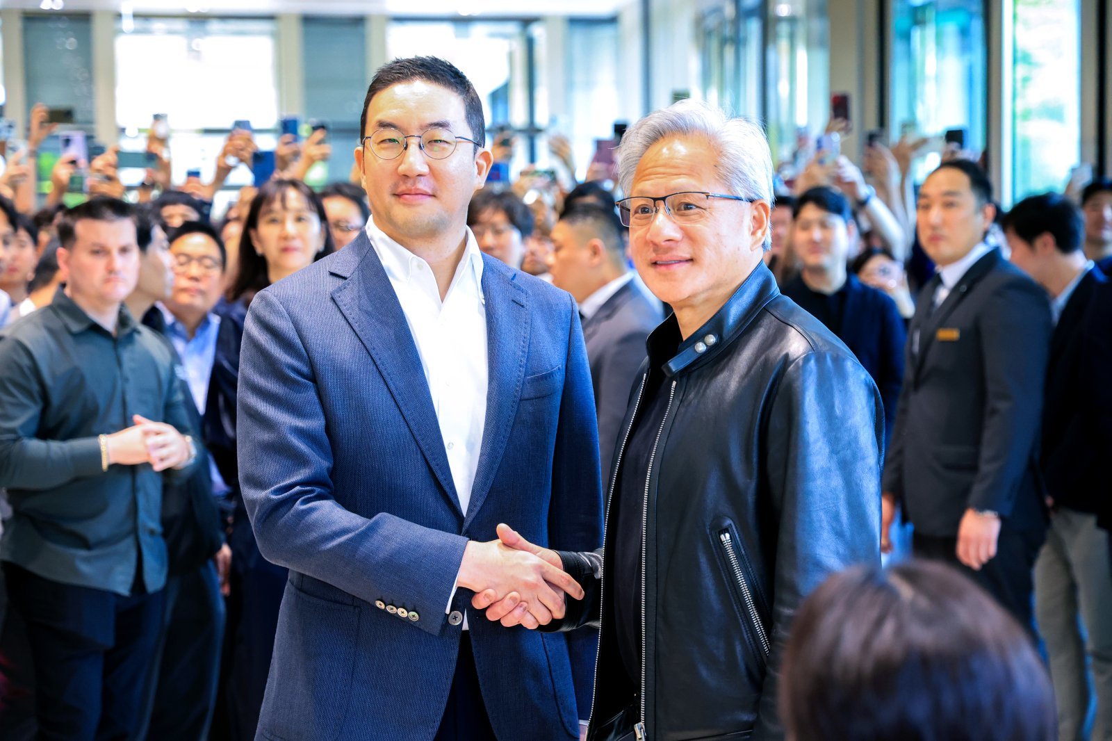 “젠슨 황 소용없네” LG전자·네이버, 팔천피 복귀일 7% 급락