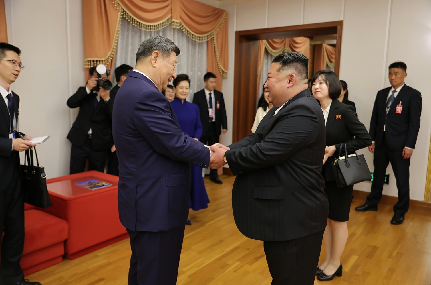 시진핑, ‘6·25참전 상징’ 북중우의탑 참배
