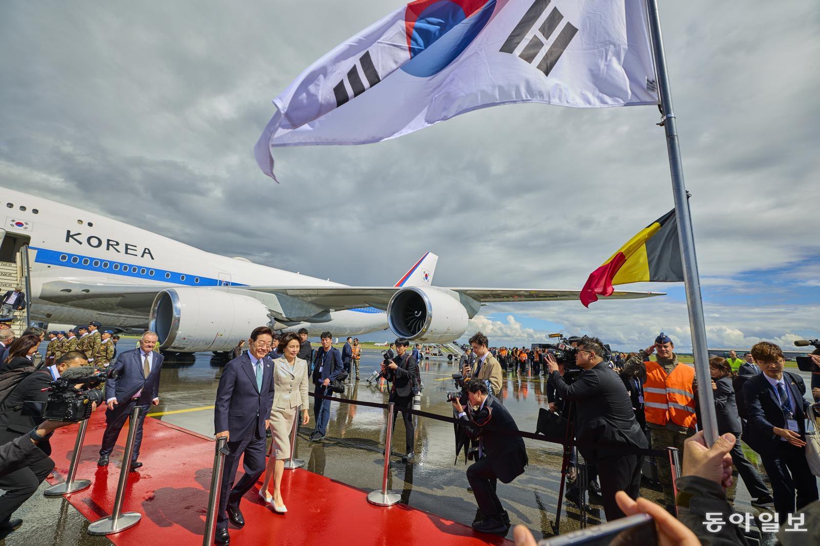 G7 정상회의 참석을 계기로 유럽을 방문한 이재명 대통령과 김혜경 여사가 9일(현지 시간) 벨기에 브뤼셀 멜스부르크 군 공항에 도착해 이동하고 있다. 브뤼셀=김재명 기자 base@donga.com