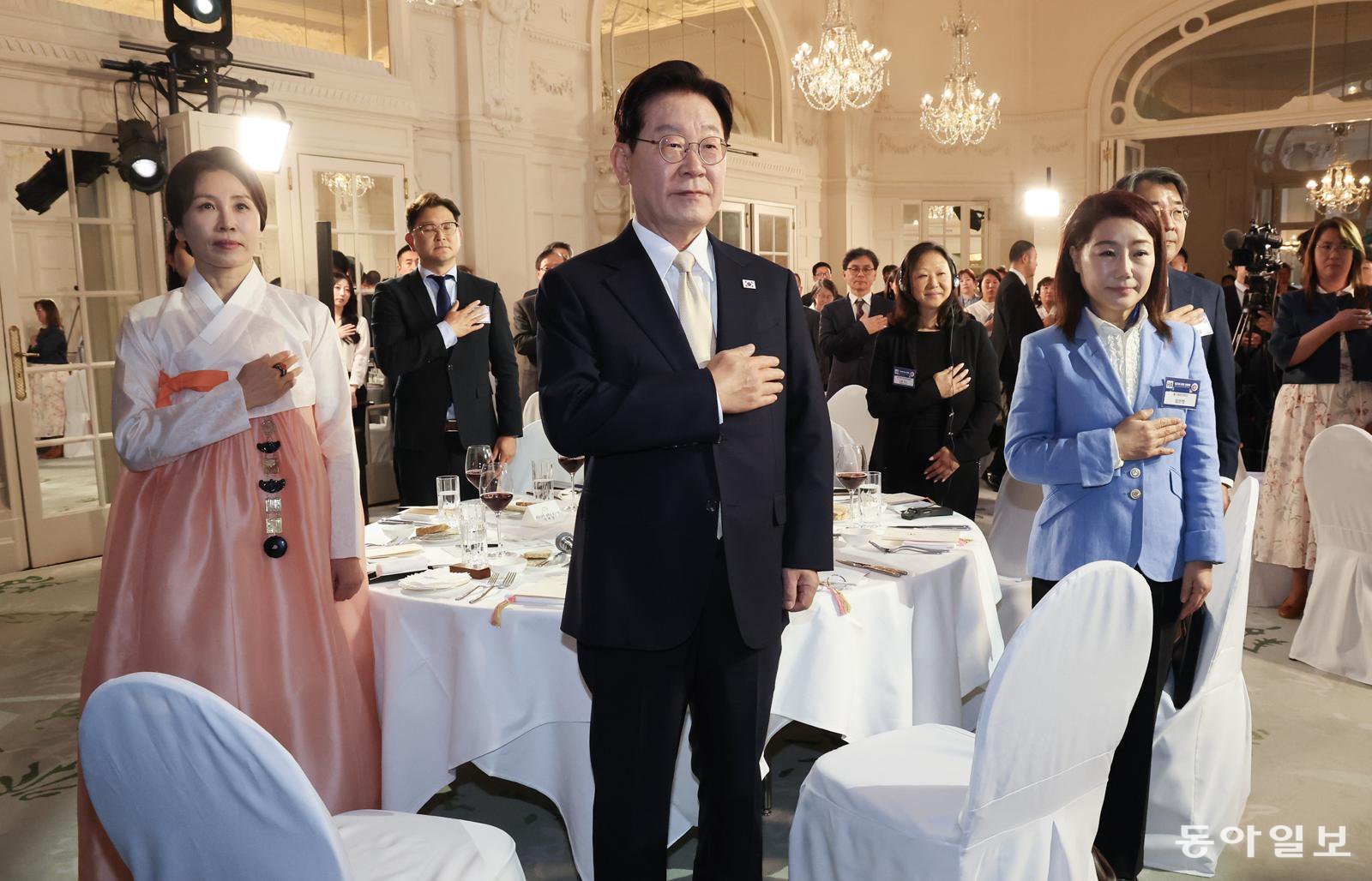 이재명 대통령과 김혜경 여사가 9일(현지 시간) 벨기에 브뤼셀의 한 호텔에서 열린 동포간담회에서 국민의례를 하고 있다. 브뤼셀=김재명 기자 base@donga.com