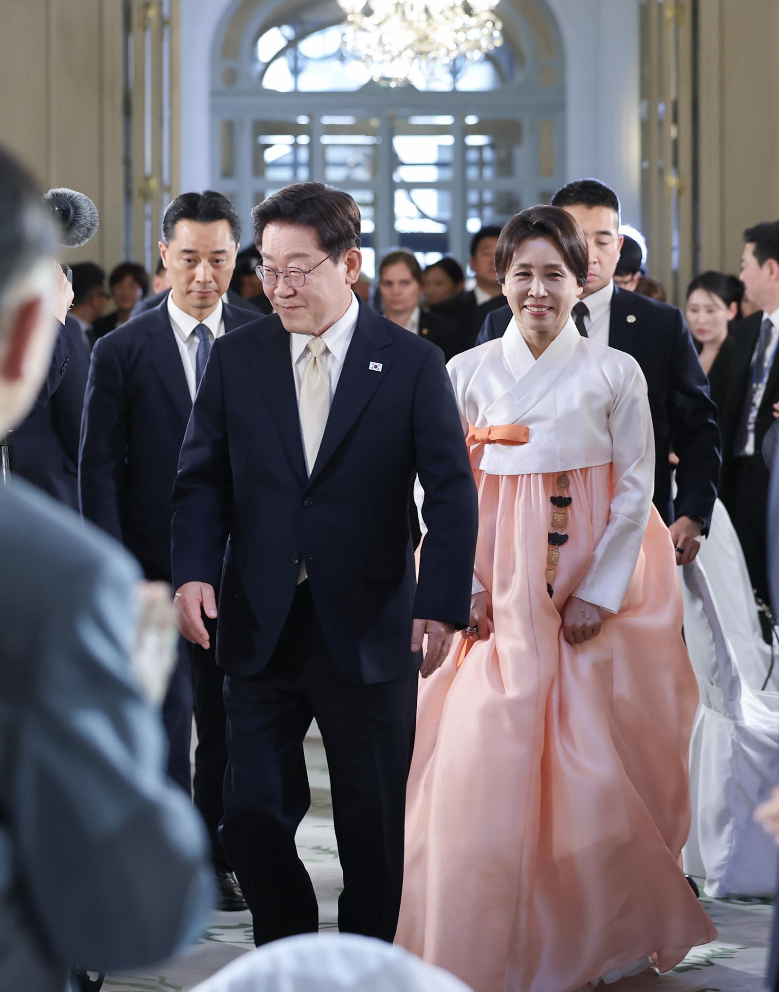 이재명 대통령과 김혜경 여사가 9일(현지시간) 벨기에 브뤼셀의 한 호텔에서 열린 동포간담회에 입장하고 있다. 2026.06.09 청와대 사진기자단