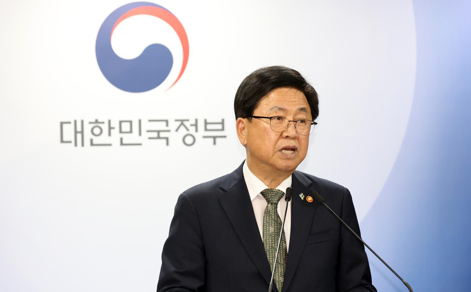 최교진 교육부 장관이 9일 오후 서울 종로구 세종대로 정부서울청사에서 10대 청소년 자살예방 범정부 추진 대책 발표를 하고 있다. 2026.6.9/뉴스1