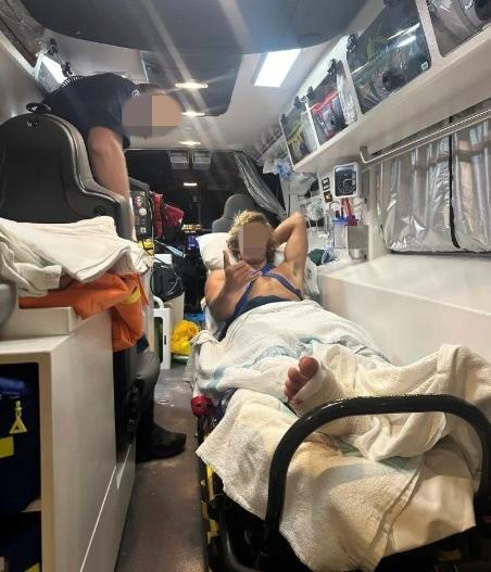 “상어가 발 물고 물속으로 끌고 갔다”…20세 서퍼 살린 ‘2초 판단’