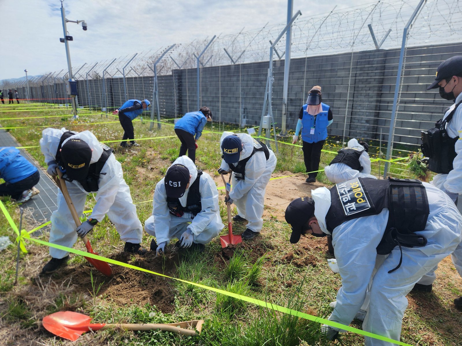 13일 전남 무안국제공항에서 제주항공 여객기 참사 희생자 유해와 유류품을 찾기 위한 범정부 차원의 전면 재수색이 이뤄지고 있다. (12·29 무안공항 제주항공 여객기 참사 유가족협의회 제공) 2026.4.13 ⓒ 뉴스1