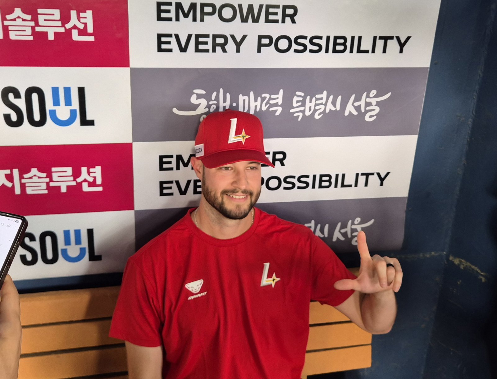 프로야구 SSG 랜더스의 외국인 투수 토마스 해치가 9일 서울 잠실구장에서 열린 2026 신한 쏠 KBO리그 LG 트윈스와의 경기를 앞두고 취재진과 인터뷰를 하고 있다. 2026.06.09 뉴시스