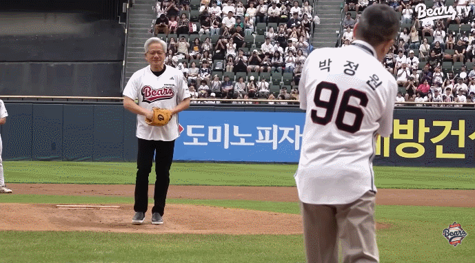 젠슨 황 엔비디아 최고경영자(CEO)가 7일 두산 베어스와 키움 히어로즈 경기가 열린 잠실구장에서 시구를 했고, 박정원 두산그룹 회장 겸 두산 구단주는 시타를 했다. 두산 베어스 유튜브 갈무리