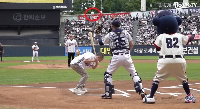 두산 회장 머리 위로 빠진 공…젠슨 황이 직접 밝힌 이유
