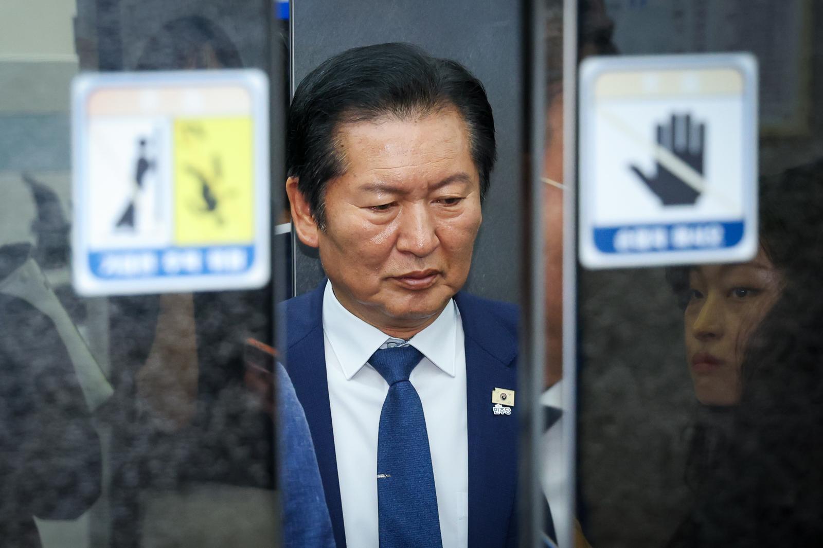 정청래 더불어민주당 대표가 10일 오전 서울 여의도 국회에서 최고위원회의를 마친 후 취재진 질문을 받으며 이동하고 있다. 2026.6.10/뉴스1