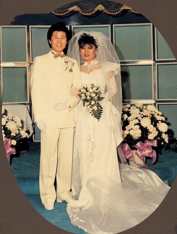 태진아, 올화이트 슈트 입은 신랑 “옥경이와 결혼기념일”