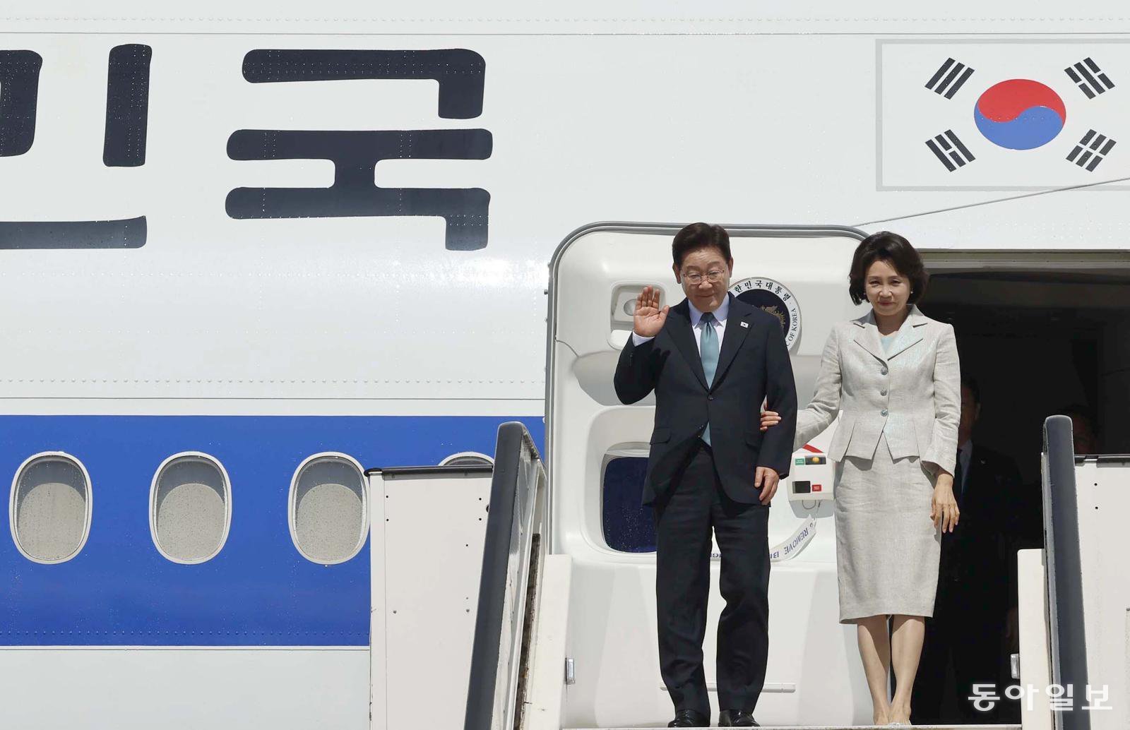 G7 정상회의 참석을 계기로 유럽을 방문한 이재명 대통령과 김혜경 여사가 9일(현지시간) 벨기에 브뤼셀 멜스부르크 군 공항에 도착했다. 브뤼셀=김재명 기자 base@donga.com