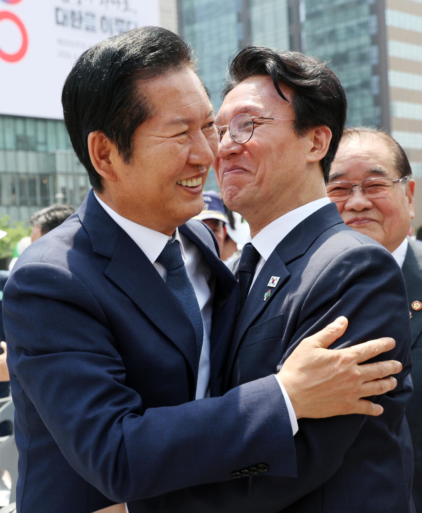 김민석 국무총리와 정청래 더불어민주당 대표가 10일 오전 서울 종로구 광화문광장에서 열린 제100주년 6·10 만세운동 기념식을 마치고 인사를 하고 있다. 2026.6.10/뉴스1