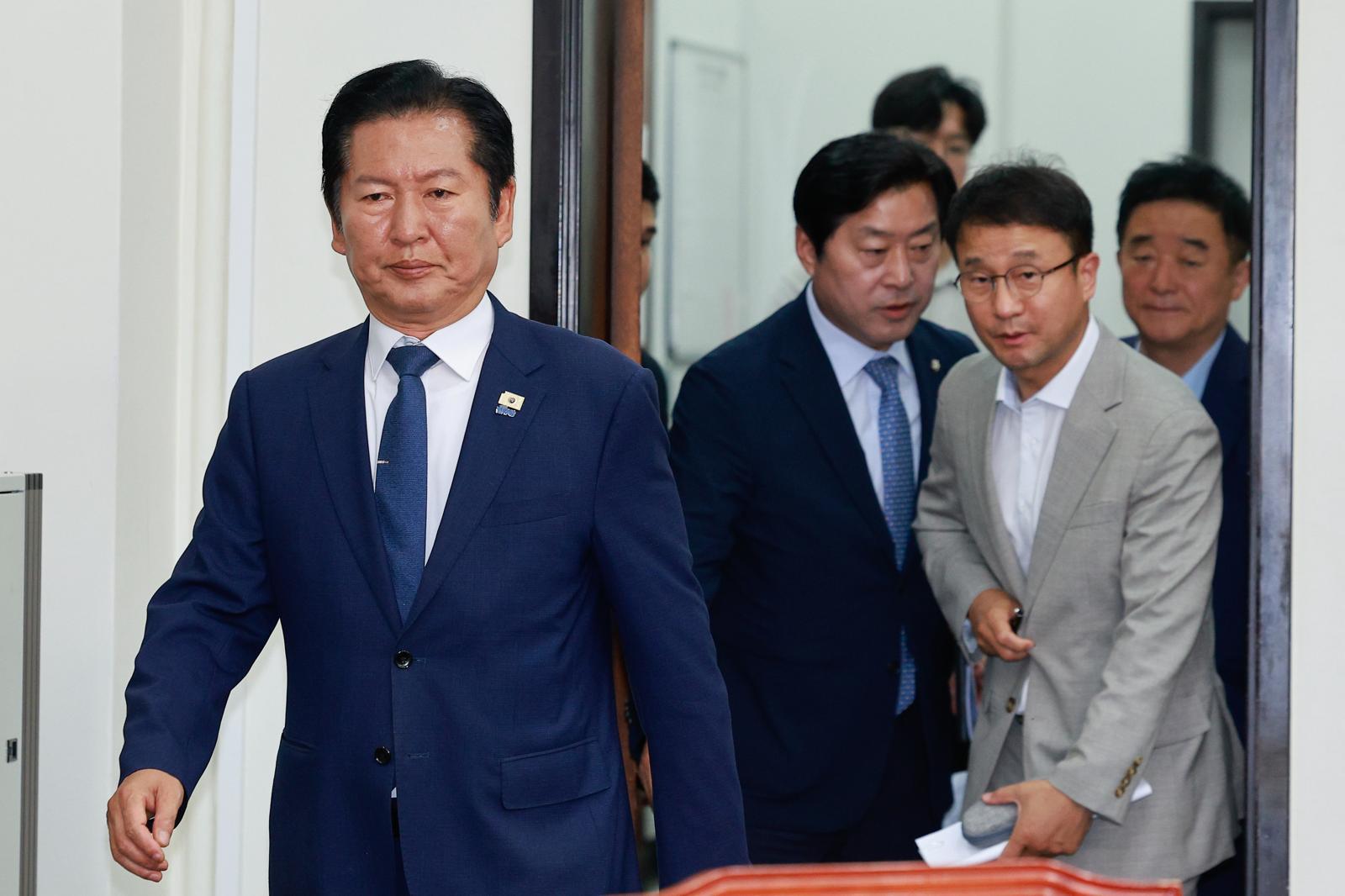 정청래 더불어민주당 대표, 한병도 원내대표, 황명선, 강득구 최고위원이 10일 오전 서울 여의도 국회에서 열린 최고위원회의에 입장하고 있다. 2026.6.10 ⓒ 뉴스1