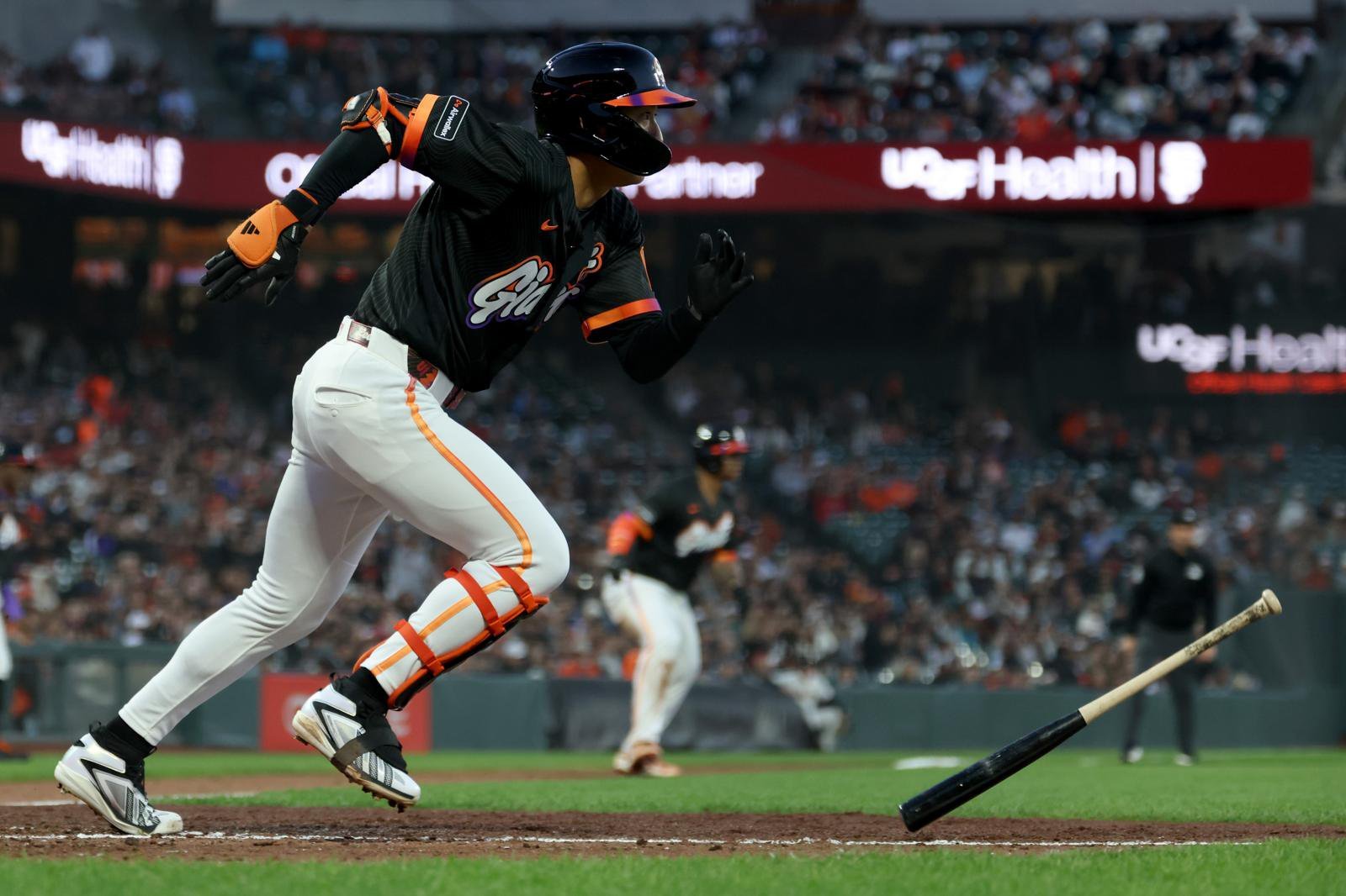 샌프란시스코 이정후가 10일 워싱턴과의 미국프로야구 메이저리그(MLB) 안방경기에서 0-3으로 뒤지던 5회말 1사 주자 1, 3루에 우익선상 2루타를 때려낸 뒤 1루로 달려가고 있다. 샌프란시스코=AP 뉴시스