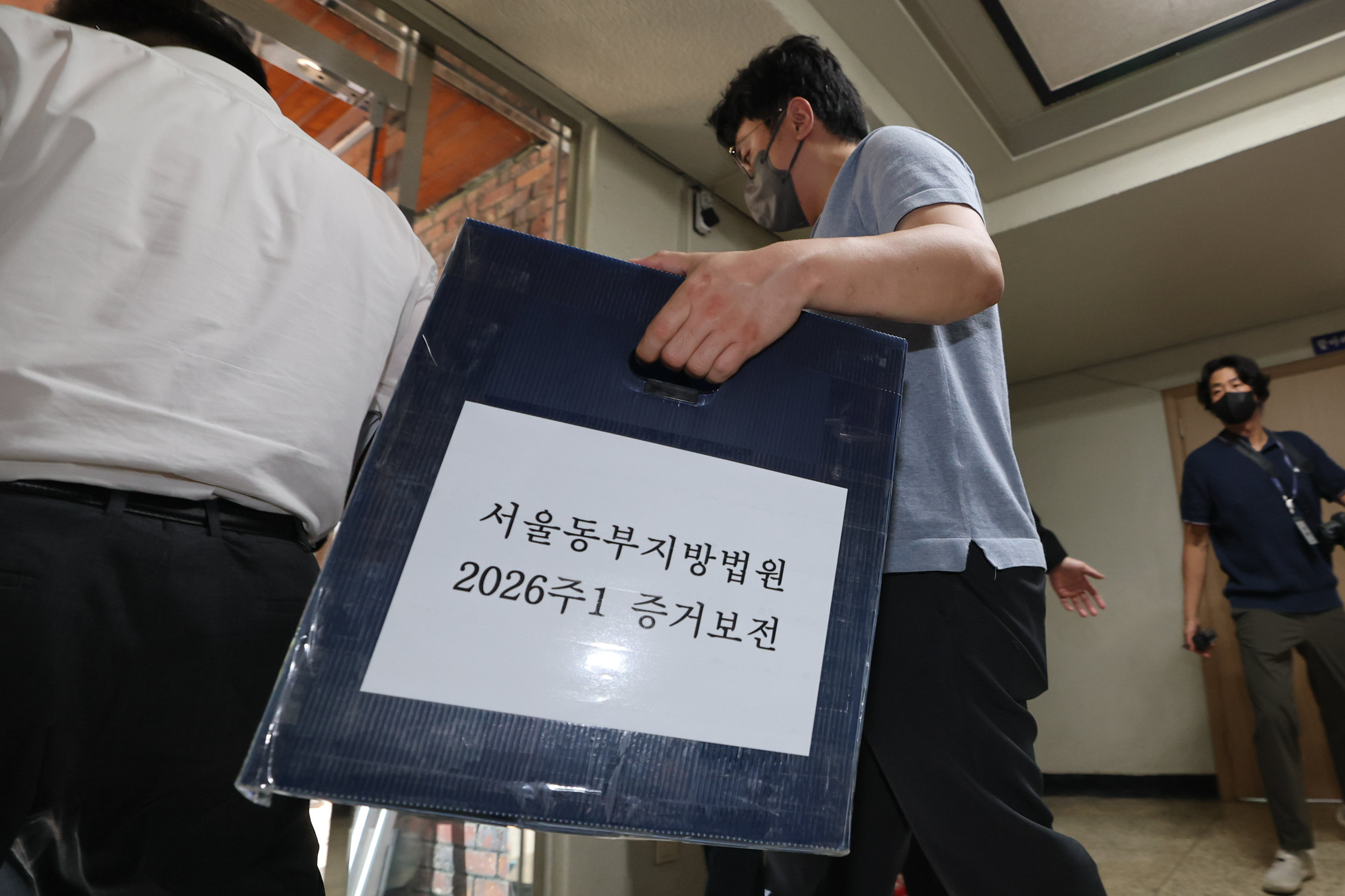 10일 동부지법 관계자들이 서울 송파구 잠실7동 투표소에서 현장검증을 마친 뒤 이동하고 있다. 2026.6.10 사진공동취재단