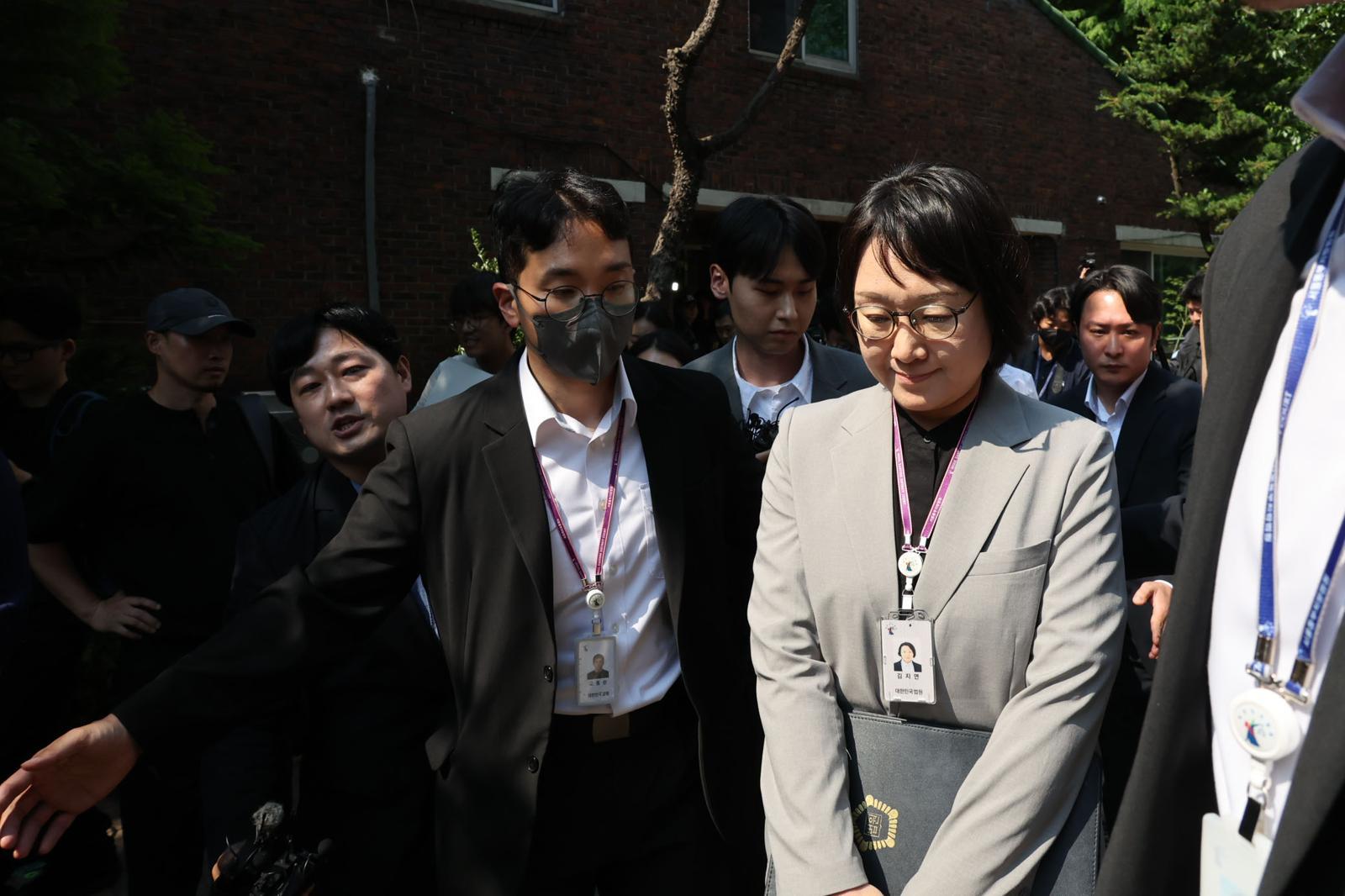 김지연 서울동부지법 민사51단독 부장판사와 수사관들이 10일 오후 잠실7동 제2투표소였던 서울 송파구 우성아파트 노인정을 떠나고 있다. 2026.06.10 사진공동취재단