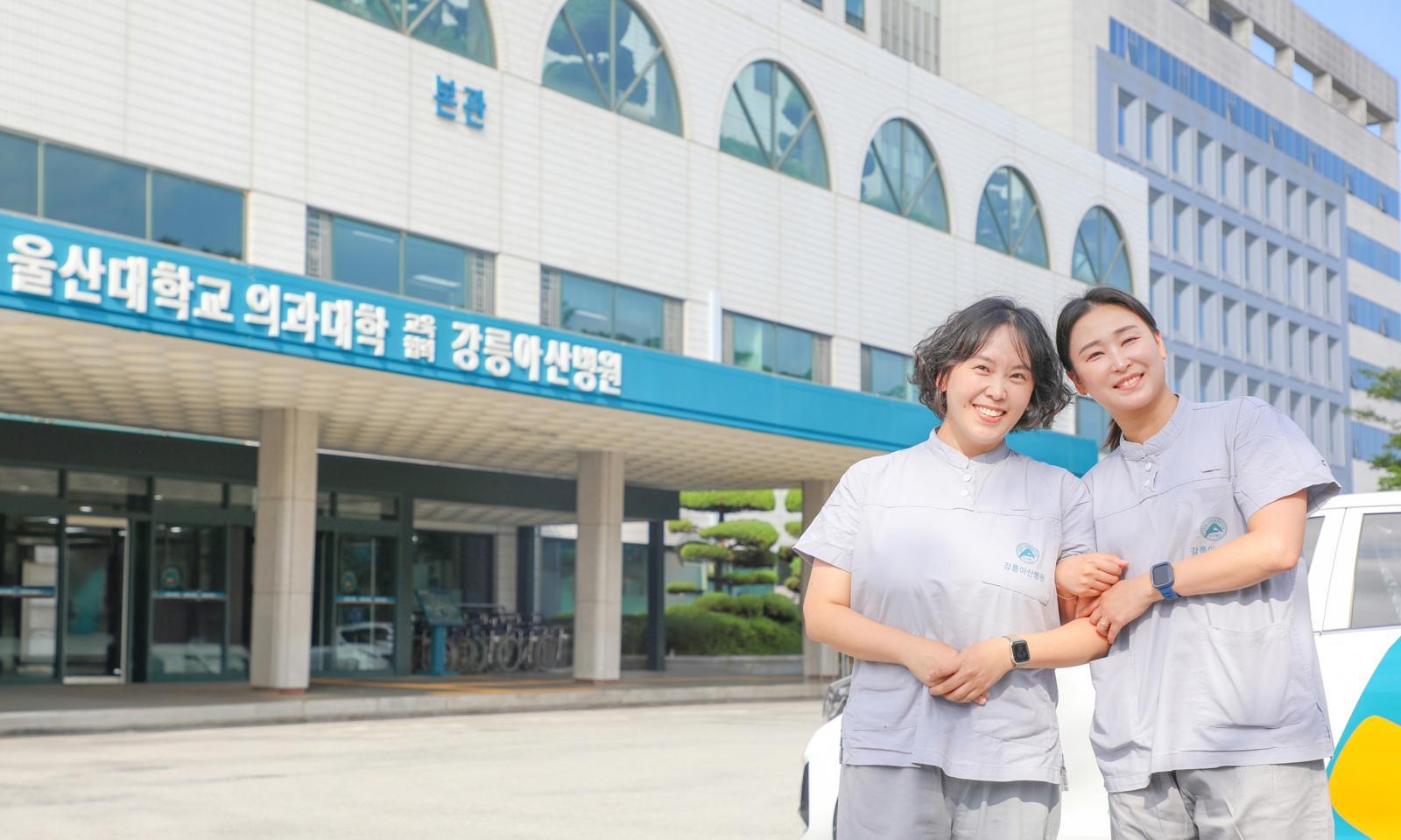 강릉아산병원 가정간호사업실 박강륜 대리(왼쪽)와 주혜원 주임.(강릉아산병원 제공)