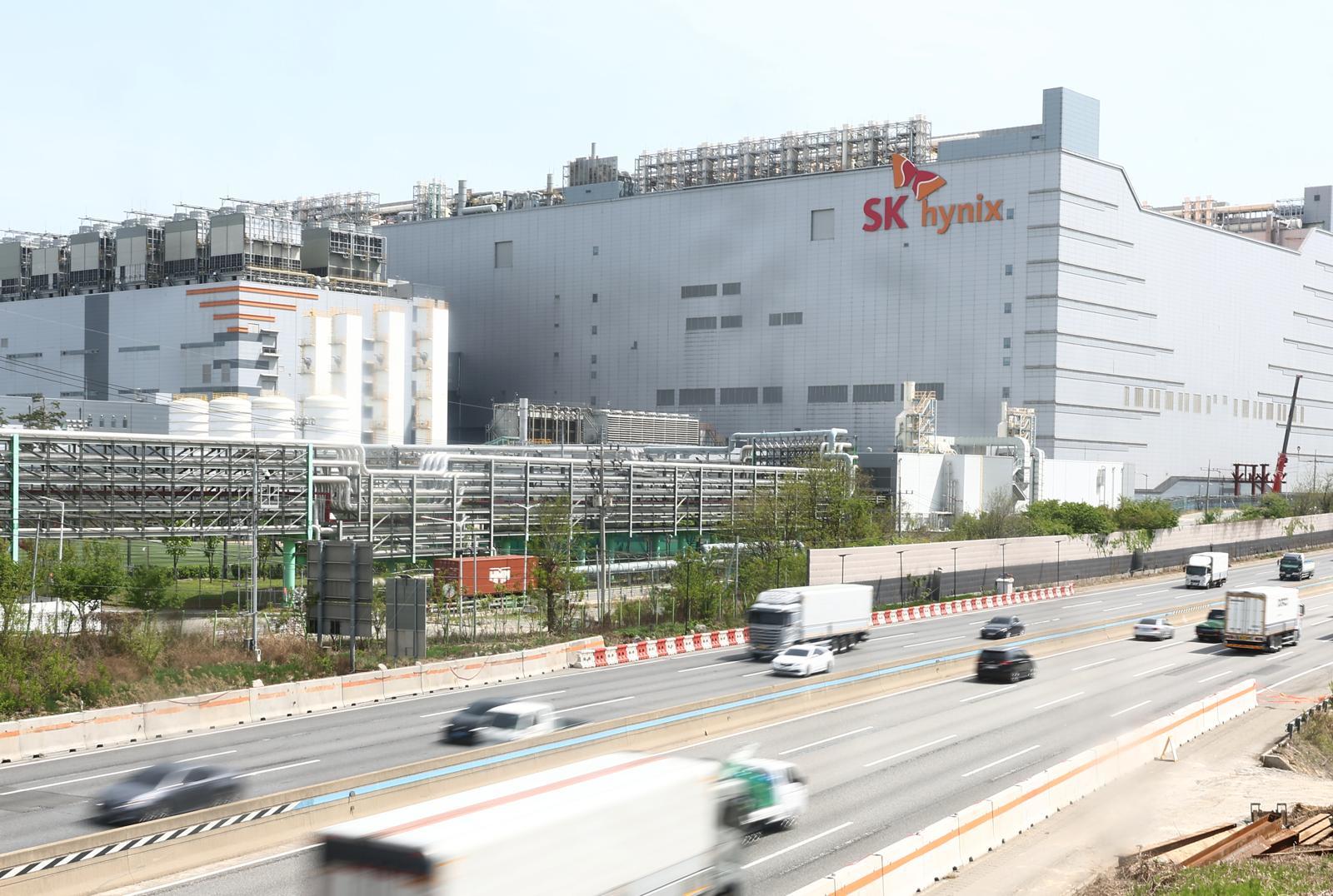 청주 SK하이닉스서 TMAH 가스 누출…작업자 2명 이송