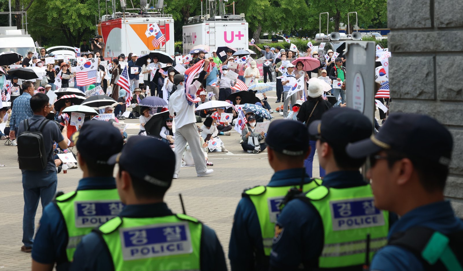 이 대통령 “잠실 시위대 경찰관 모욕·조롱 도 넘어…폭력행위 용인 안 돼”