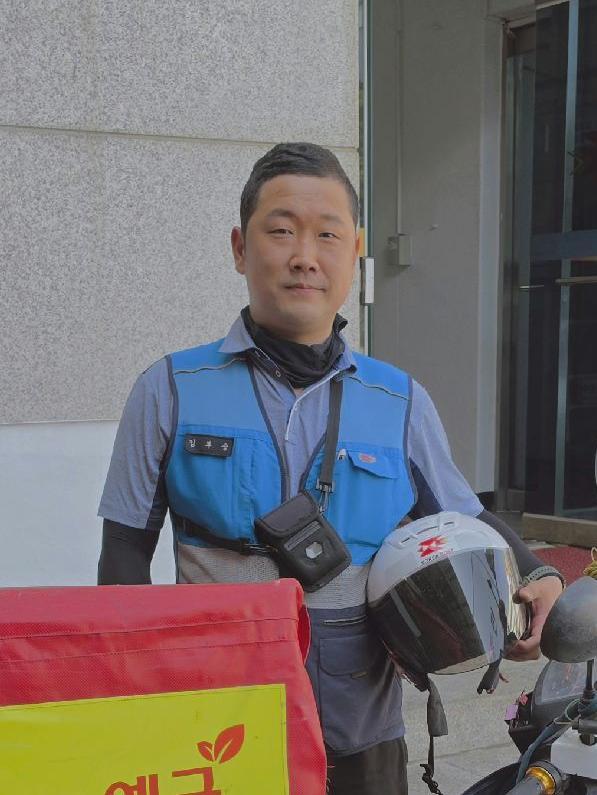 쓰러진 노인-사고 현장… 우편 배달하다 생명 구했다