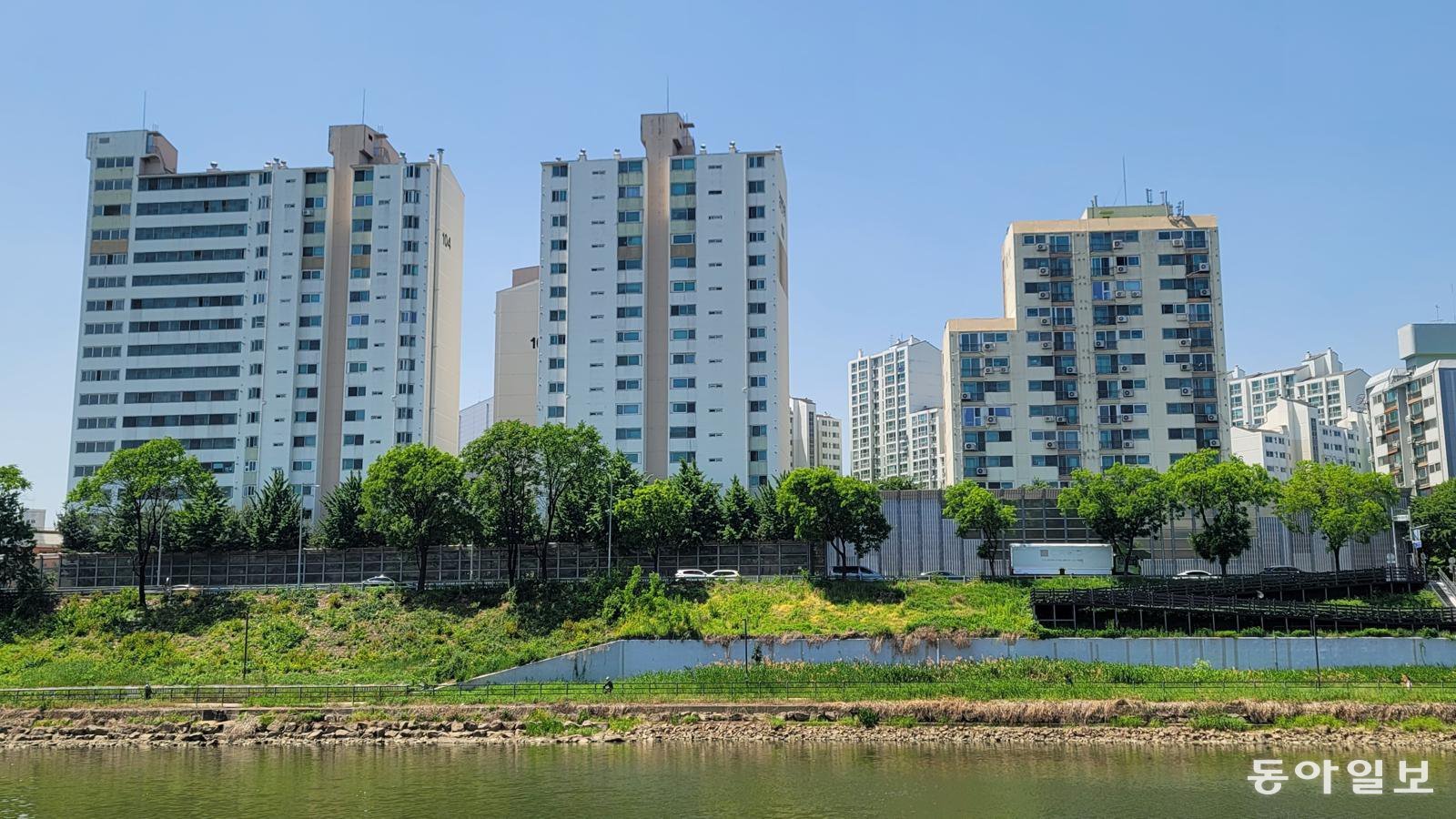 서울 강서구 염창동 염창무학아파트 도로변에 방음벽이 설치되어 있다. 도로 맞은편에는 안양천이 있어 리모델링 과정에서 방음벽을 제거하는 방안이 논의되기도 했다. 이축복 기자 bless@donga.com