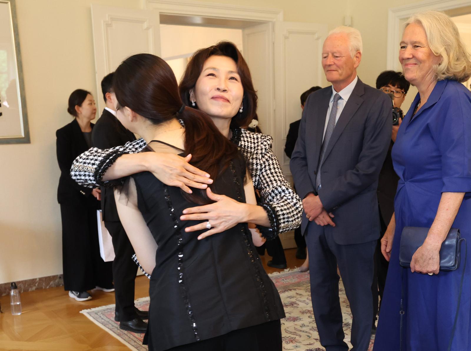金여사, 벨기에서 K-클래식 음악인 만나 “여러차례 울컥하는 마음이 들었지만 눈물을 참았다”