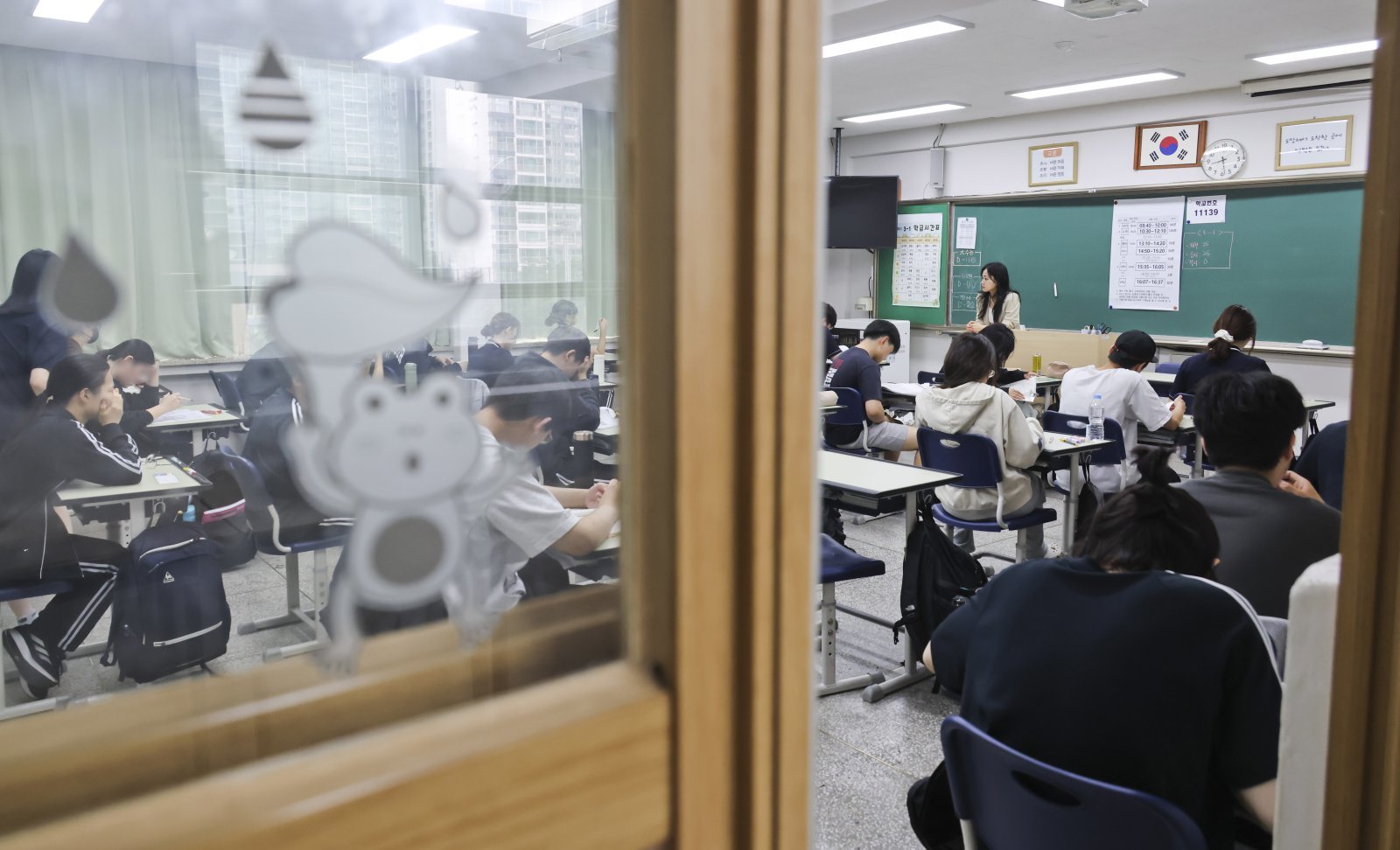 학원서 공부·학교선 잠만…“출석 해도 학습 참여 안 해”