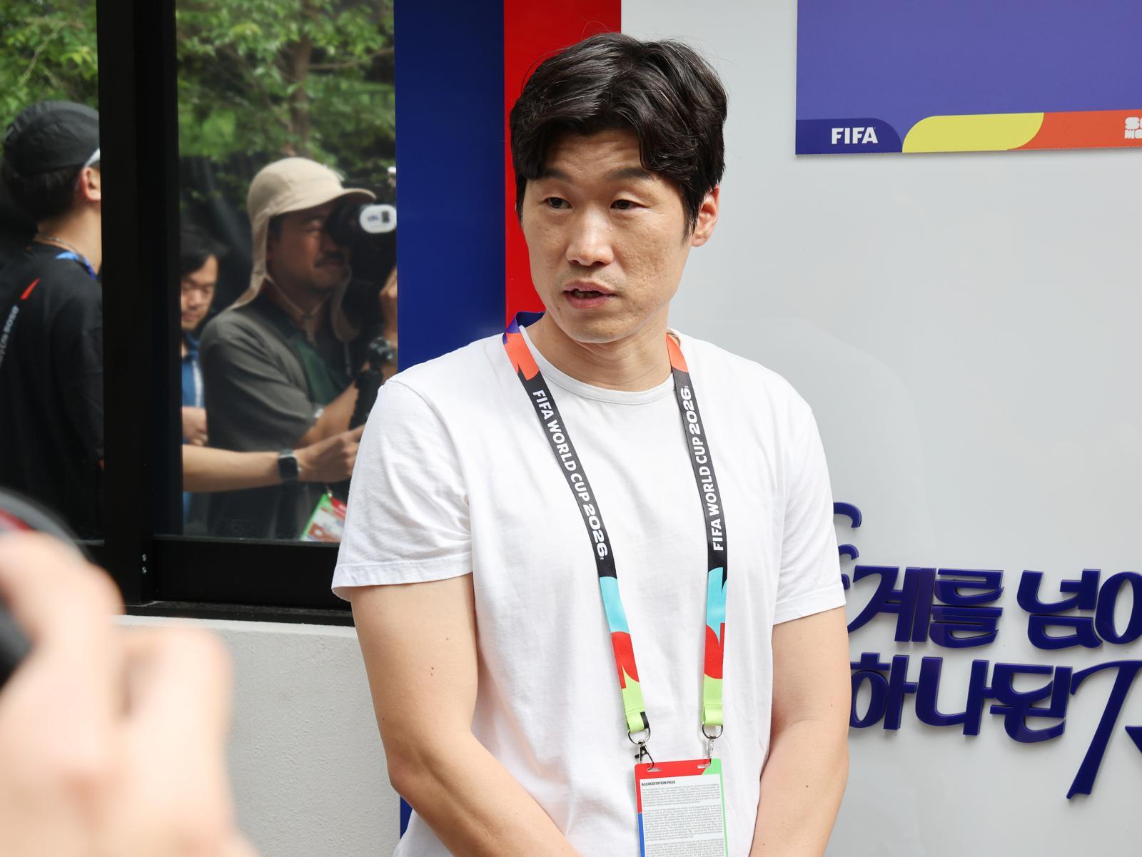 박지성이 10일(현지시간) 멕시코 과달라하라 인근 사포판에 위치한 2026 북중미 월드컵 대한민국 축구 국가대표팀 훈련장인 ‘치바스 바예 베르데’에서 취재진의 질문에 답하고 있다. 2026.6.11 ⓒ 뉴스1