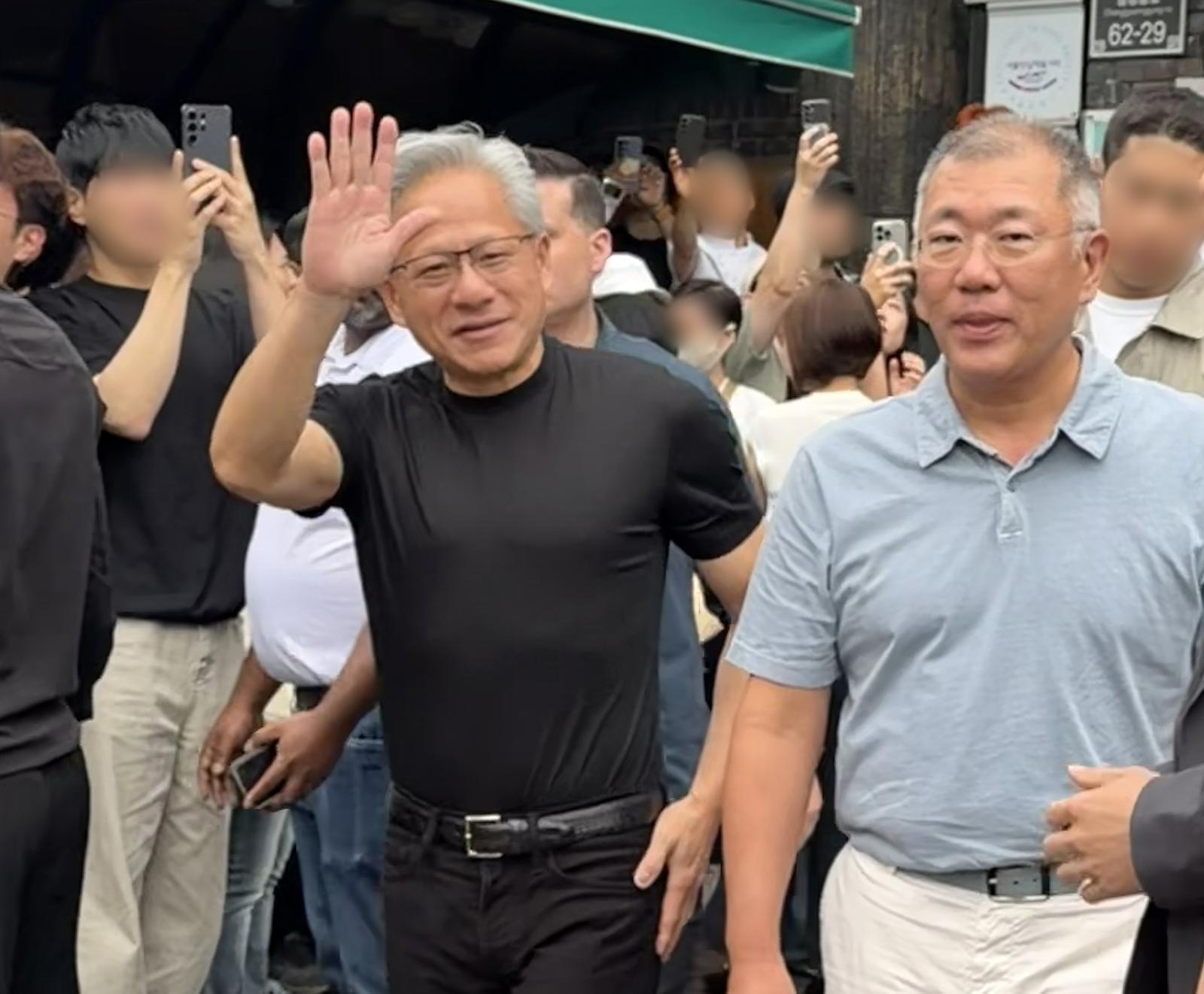 정의선 현댜차그룹 회장(오른쪽)과 젠슨 황 엔비디아 CEO. 뉴스1
