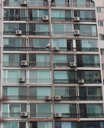 “동료 붙잡으려다” 아파트 11층 실외기 달던 2명 함께 추락사