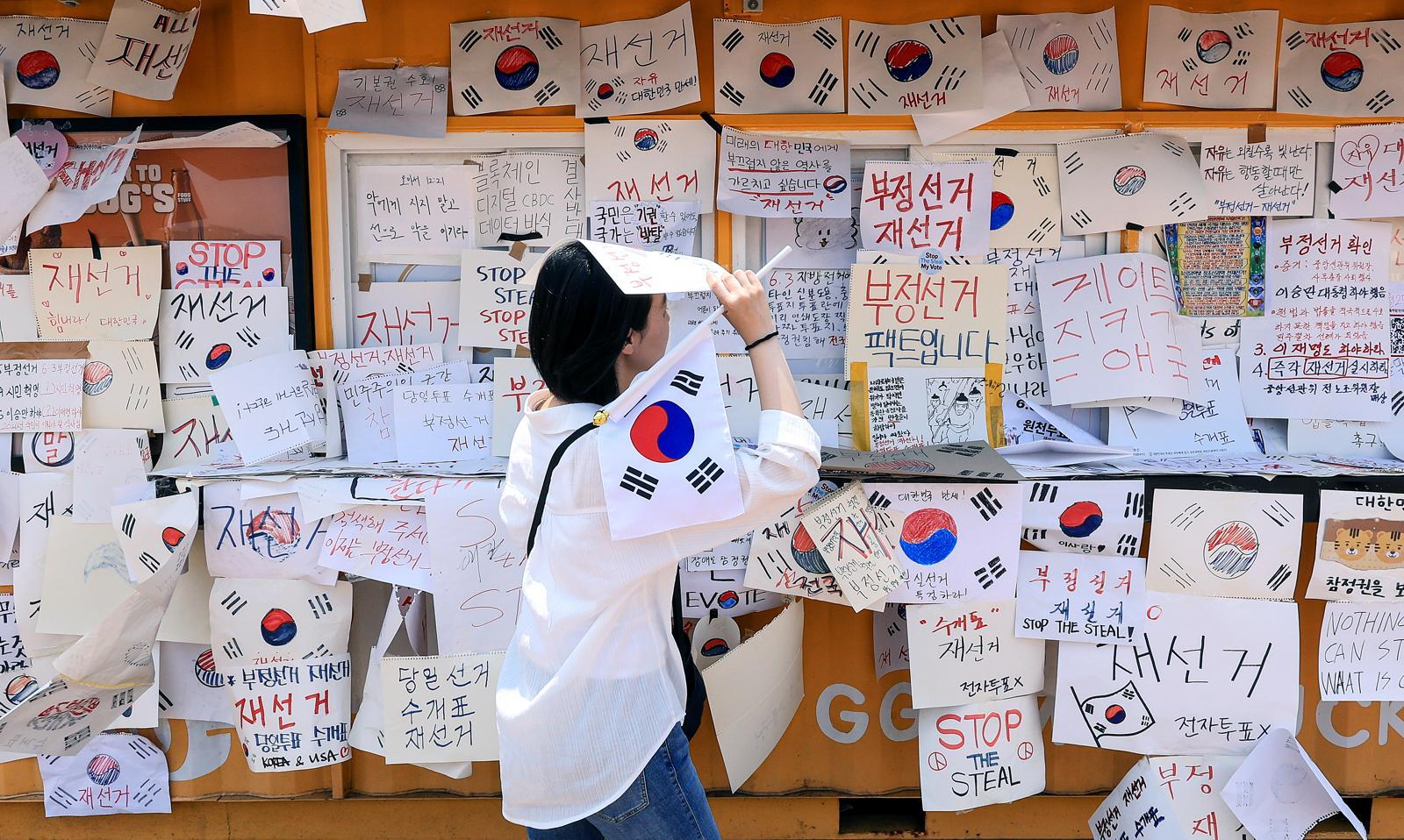 제9회 전국동시지방선거 투표용지 부족 사태를 규탄하며 재선거를 요구하는 집회가 계속되는 10일 서울 송파구 올림픽공원 핸드볼경기장 인근 티켓 부스에 재선거를 요구하는 메시지가 붙어 있다. 2026.6.10 뉴스1