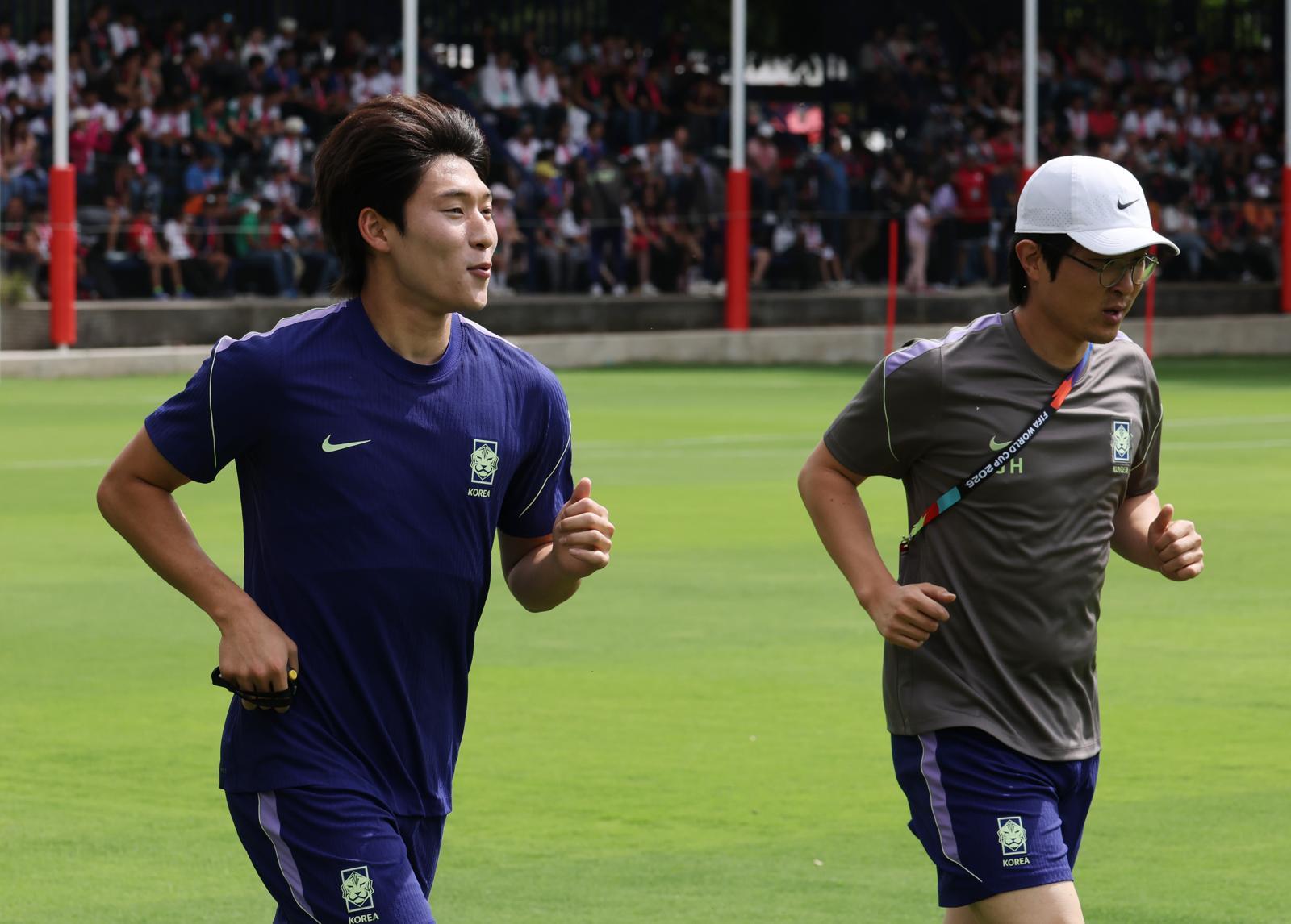 대한민국 축구대표팀 배준호가 6일(현지시간) 멕시코 할리스코 과달라하라에 위치한 ‘치바스 베르데 바예’ 훈련장에서 열린 2026 국제축구연맹(FIFA) 북중미월드컵 피파 커뮤니티 트레이닝(오픈 트레이닝)에서 훈련을 하고 있다. 2026.6.7 뉴스1