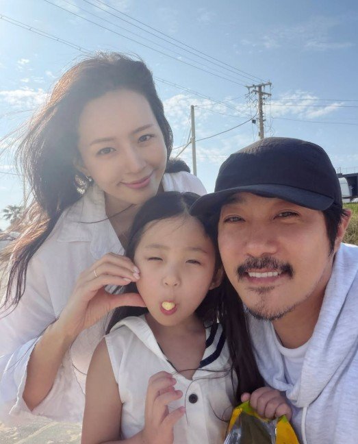 KCM, 13년 만에 공개한 아내·딸과 활짝 “행복 가까이에”