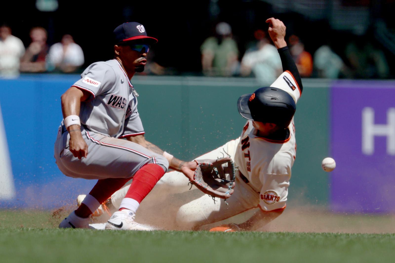 샌프란시스코 이정후(오른쪽)가 11일 워싱턴과의 미국프로야구 메이저리그(MLB) 안방 경기에서 3-9로 추격하던 8회말 볼넷으로 출루한 뒤 2루를 훔치고 있다. 샌프란시스코=AP 뉴시스