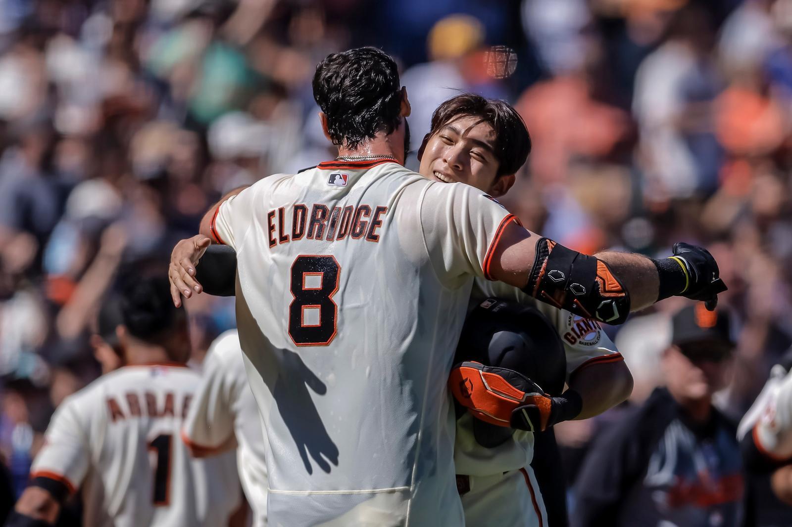이정후(샌프란시스코·오른쪽)가 11일 워싱턴과의 미국프로야구 메이저리그(MLB) 안방경기 9회말 끝내기 만루 홈런을 터트린 브라이스 엘드리지와 포옹하고 있다. 샌프란시스코=AP 뉴시스
