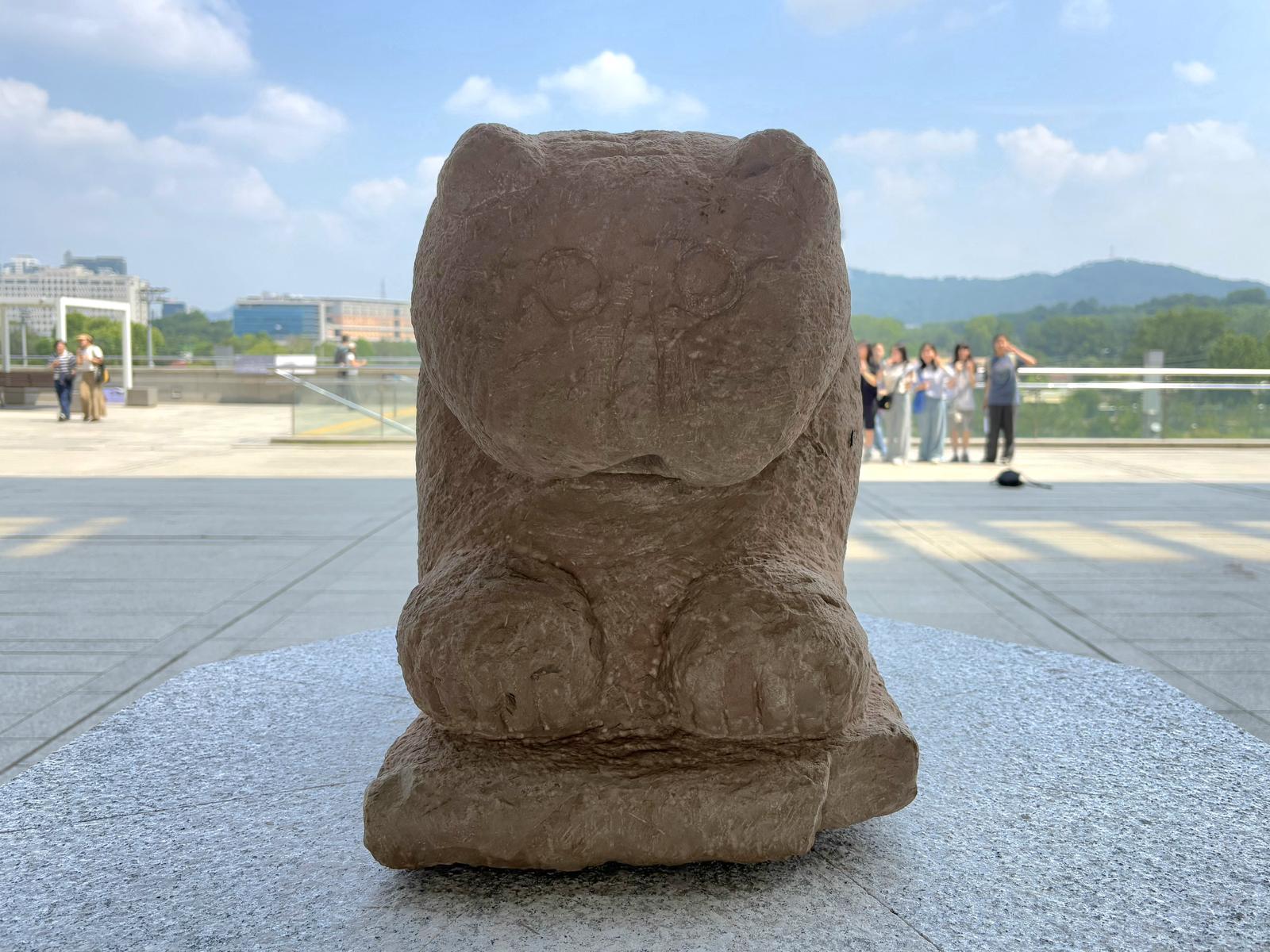 돌호랑이의 정면. 납작한 얼굴에 음각으로 눈코입을 친근하게 새겨넣었다. 국립중앙박물관 제공