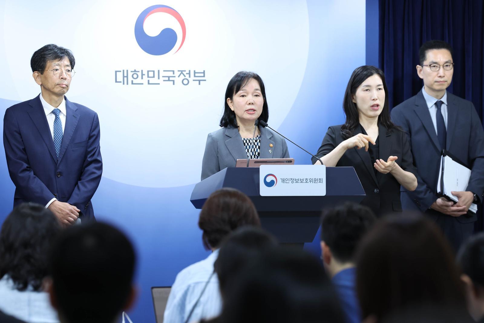 송경희 개인정보보호위원회 위원장이 11일 오전 서울 종로구 정부서울청사에서 쿠팡 개인정보 유출 및 침해 제재처분 의결을 발표하고 있다. 개인정보보호위원회는 쿠팡의 안전조치 의무 위반 및 법적 근거 없는 개인정보 수집등에 대해 과징금 6246억 8100만원과 과태료 1680만원 부과와 함께 시정명령, 공표 및 공표명령 등을 위원회 전체회의에서 의결했다. 2026.06.11 뉴시스
