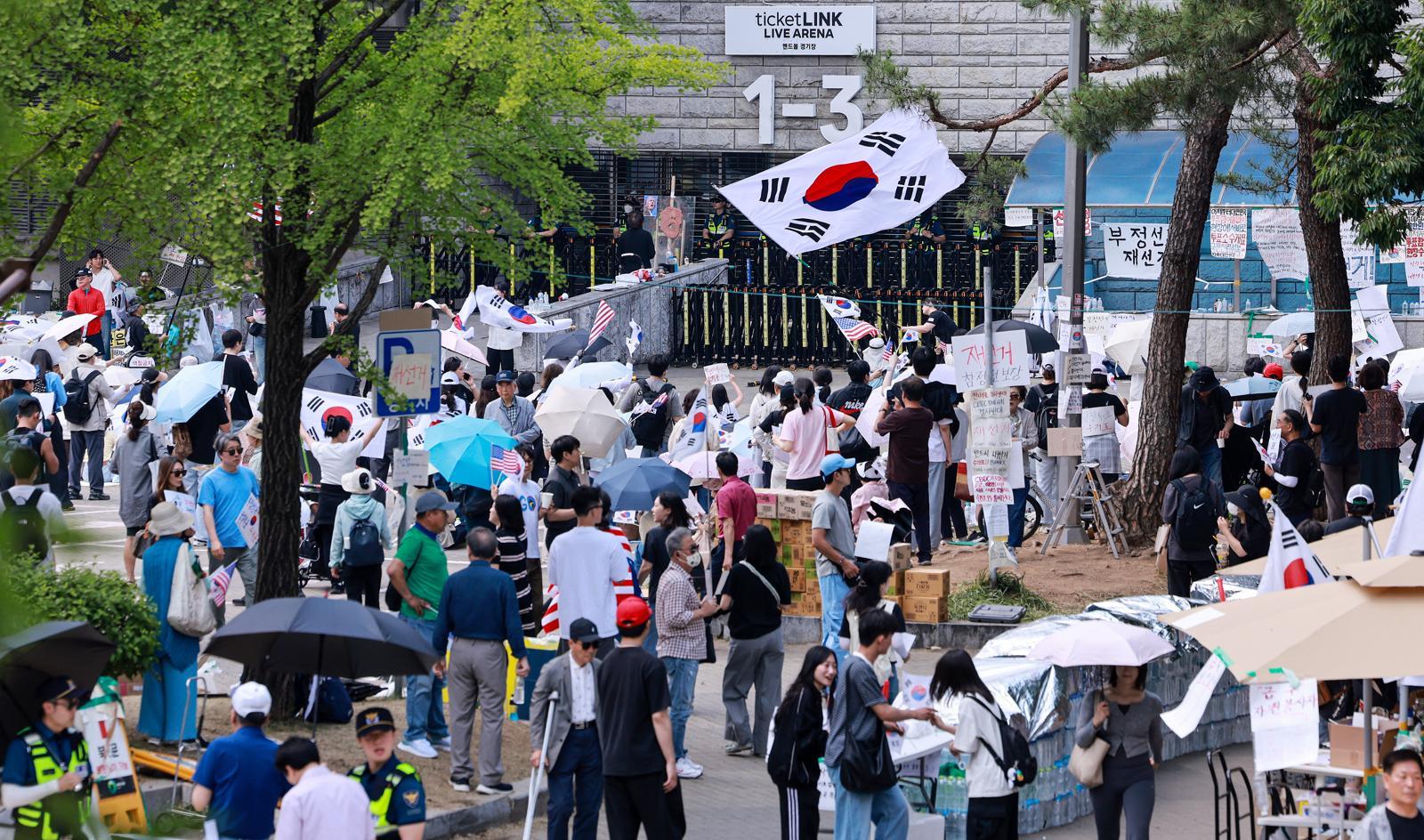 “지금 경제 나쁘다” 53%…“지방선거 野 잘했다” 45% vs “與 잘했다” 31%
